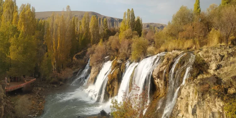Muradiye Şelalesi’nde sonbahar güzelliği
