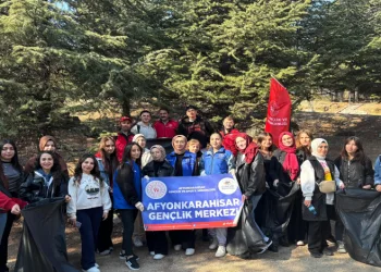Gençlerden doğa yürüyüşü