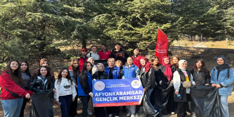 Gençlerden doğa yürüyüşü