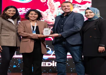 Ödülüne ambargo koydu