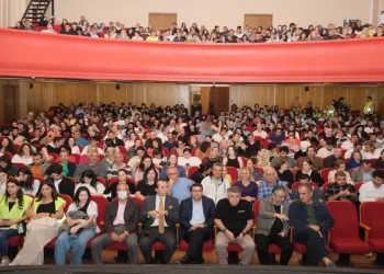 ‘Yaşlı Adam ve Deniz’ Adanalı tiyatroseverlerle buluştu