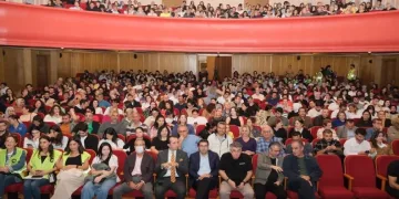 ‘Yaşlı Adam ve Deniz’ Adanalı tiyatroseverlerle buluştu