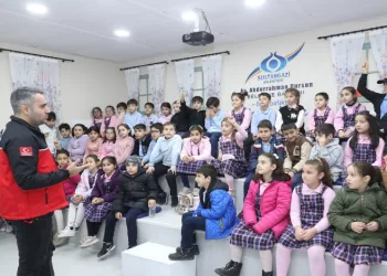 Çocuklara uygulamalı deprem ve güvenli trafik eğitimi