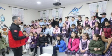 Çocuklara uygulamalı deprem ve güvenli trafik eğitimi