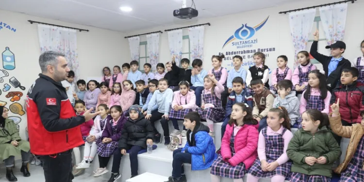 Çocuklara uygulamalı deprem ve güvenli trafik eğitimi