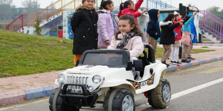 Öğrenciler trafik kurallarını öğreniyor