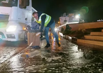 Caddeleri köpüklü suyla yıkattı