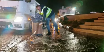 Caddeleri köpüklü suyla yıkattı