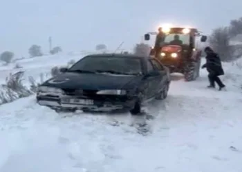 Kar ve tipide yolda mahsur kaldılar