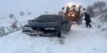 Kar ve tipide yolda mahsur kaldılar