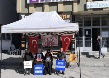 Ailelerin evlat nöbeti sürüyor