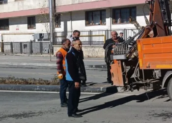 Hakkari’de şehir içi trafik levhaları takıldı