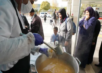 Sıcak çorba ikramı gönülleri ısıtıyor