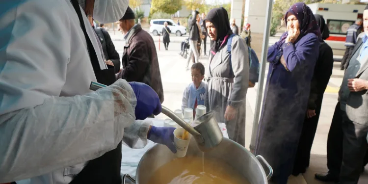 Sıcak çorba ikramı gönülleri ısıtıyor