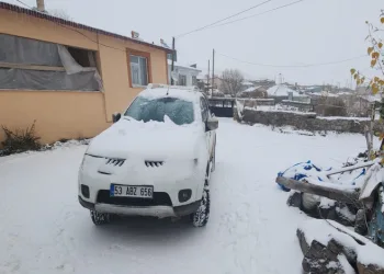 Köylüler güne kar yağışıyla uyandı