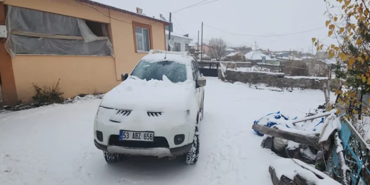 Köylüler güne kar yağışıyla uyandı
