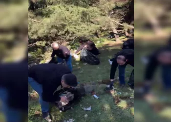 Vatandaşlar 7 saatte bir tır dolusu çöp topladı