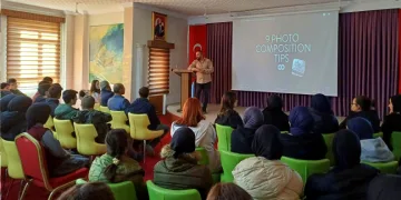 Öğrencilere fotoğrafçılık eğitimi