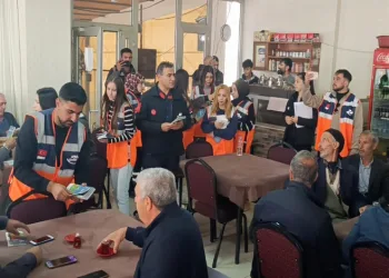 Kentte kapı kapı dolaşarak vatandaşları bilgilendiriyorlar