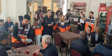 Kentte kapı kapı dolaşarak vatandaşları bilgilendiriyorlar