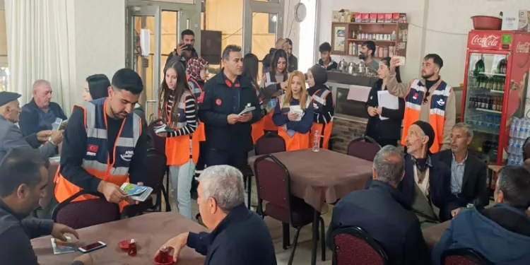 Kentte kapı kapı dolaşarak vatandaşları bilgilendiriyorlar