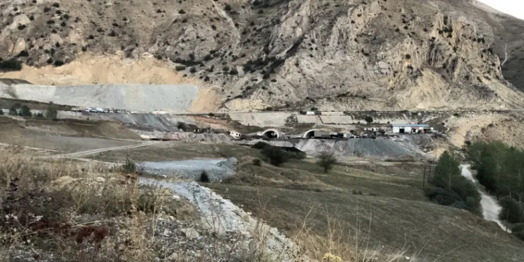12 yıldır bitmeyen tünelden sürücüler umudunu kesti