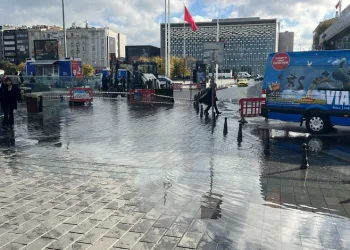 Taksim’i su bastı, vatandaşlar yürümekte güçlük çekti