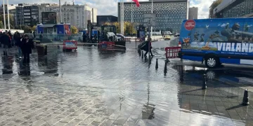 Taksim’i su bastı, vatandaşlar yürümekte güçlük çekti