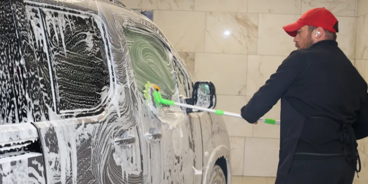 Belediyeye ait otoparkta oto yıkama hizmeti
