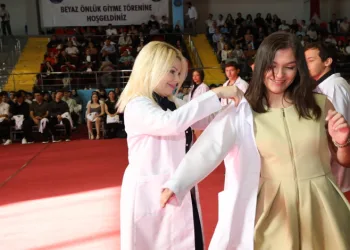 Geleceğin hekimleri beyaz önlüklerini törenle giydi