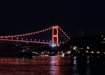 Lösemi farkındalığı için turuncuya büründü