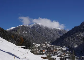 Sonbahar kış ile birleşti, manzara mest etti