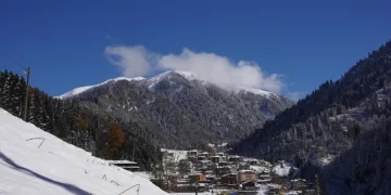Sonbahar kış ile birleşti, manzara mest etti