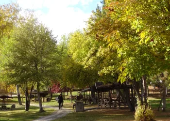 Sonbahar kış ile birleşti, manzara mest etti