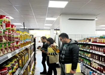 Depremde ağır hasarlı bina yerle bir oldu