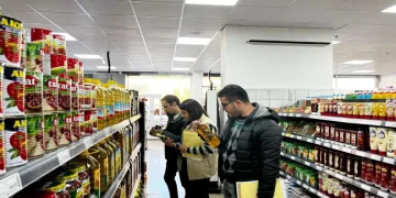 Depremde ağır hasarlı bina yerle bir oldu