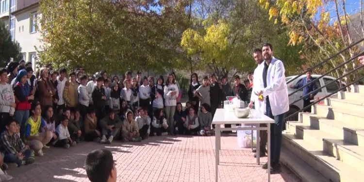 Bilim Merkezi, öğrencilerle deneyler gerçekleştirdi