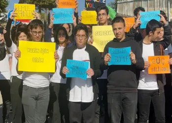 Pankartlarla yarışmaya katılmak için destek istedi