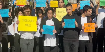 Pankartlarla yarışmaya katılmak için destek istedi