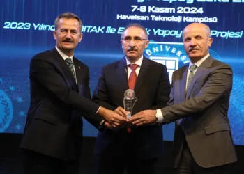 El emeği eserleri inceleyip öğrencilerle bir araya geldi
