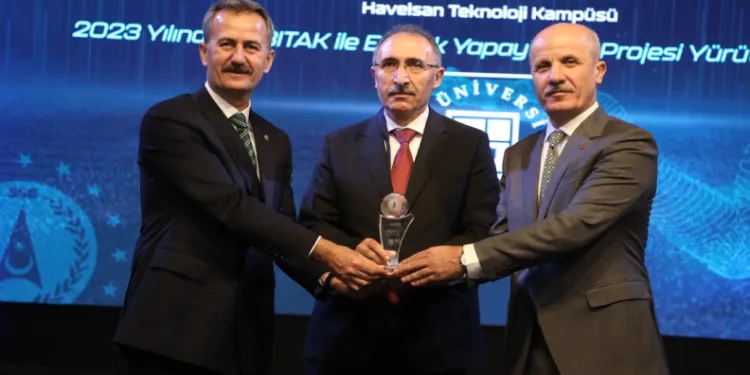 El emeği eserleri inceleyip öğrencilerle bir araya geldi