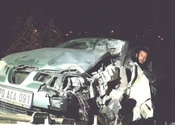 Motosiklet otomobille çarpıştı 1 ölü, 1 yaralı