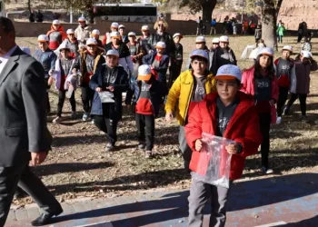Meşe palamudu toplamak için yarıştı
