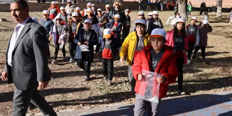 Meşe palamudu toplamak için yarıştı