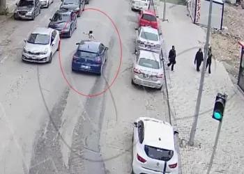 Otomobilin küçük çocuğa çarpma anı