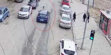 Otomobilin küçük çocuğa çarpma anı