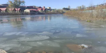 Nehir buz tuttu