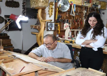 Ahşap oymacılığını yaşatmaya çalışıyor
