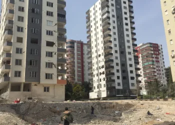 Ahşap oymacılığını yaşatmaya çalışıyor