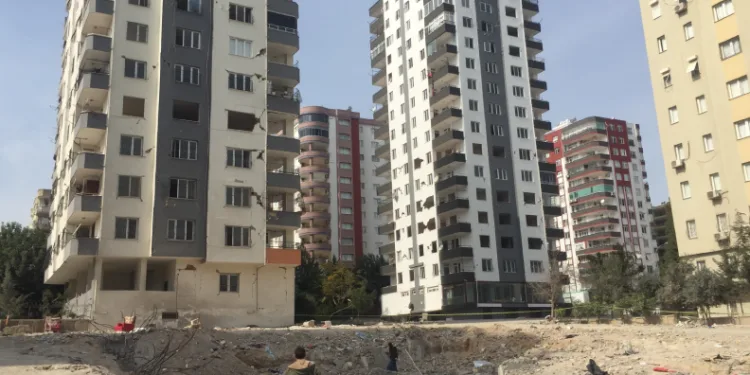 Ahşap oymacılığını yaşatmaya çalışıyor